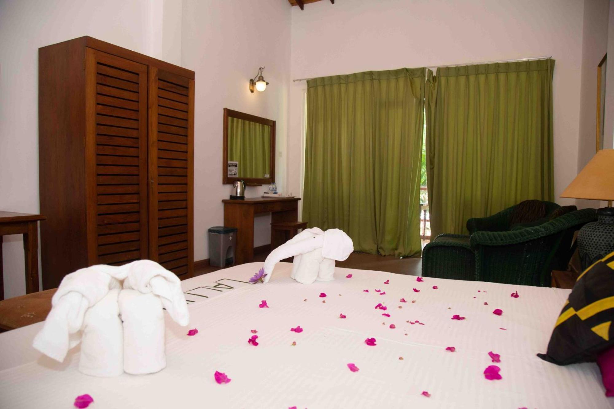 Laluna Ayurveda Resort Bentota Bagian luar foto